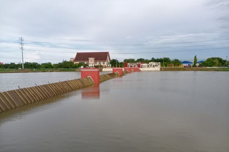 Bendung Gerak Kanal Banjir Barat di Semarang memasok bahan baku air 1.050 liter per detik.
