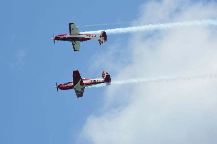 Jupiter 5 dan Jupiter 6 melakukan manuver The Mirror di ajang Singapore Airshow 2018.