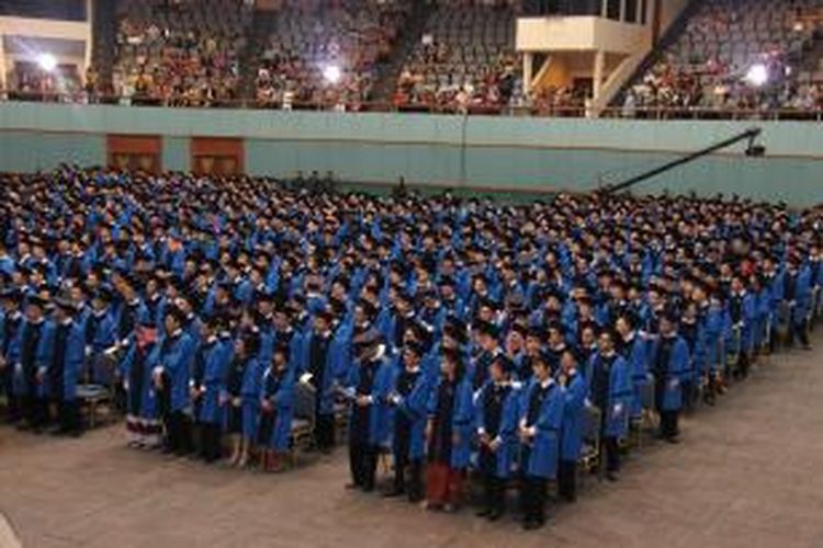 Berseragam toga rapi bercorak biru dan hitam, hampir 3.000 mahasiswa Universitas Binus ini siap meraih gelar wisudawan angkatan ke-52.