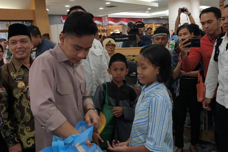 Momen Gibran Traktir Alat Sekolah untuk Anak Yatim dan Siswa Sekolah Rakyat di Pontianak