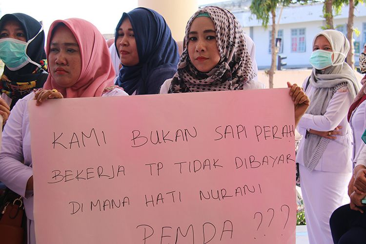 Sebanyak 146 dokter dan bidan PTT yang telah berubah status menjadi CPNS di Kabupaten Aceh Barat melakukan aksi unjuk rasa ke gedung Dewan Perwakilan Rakyat Daerah (DPRK)  menuntut agar Pemerintah setempat membayar gaji mereka selama lima bulan masa kerja, Kamis (21/12/17).