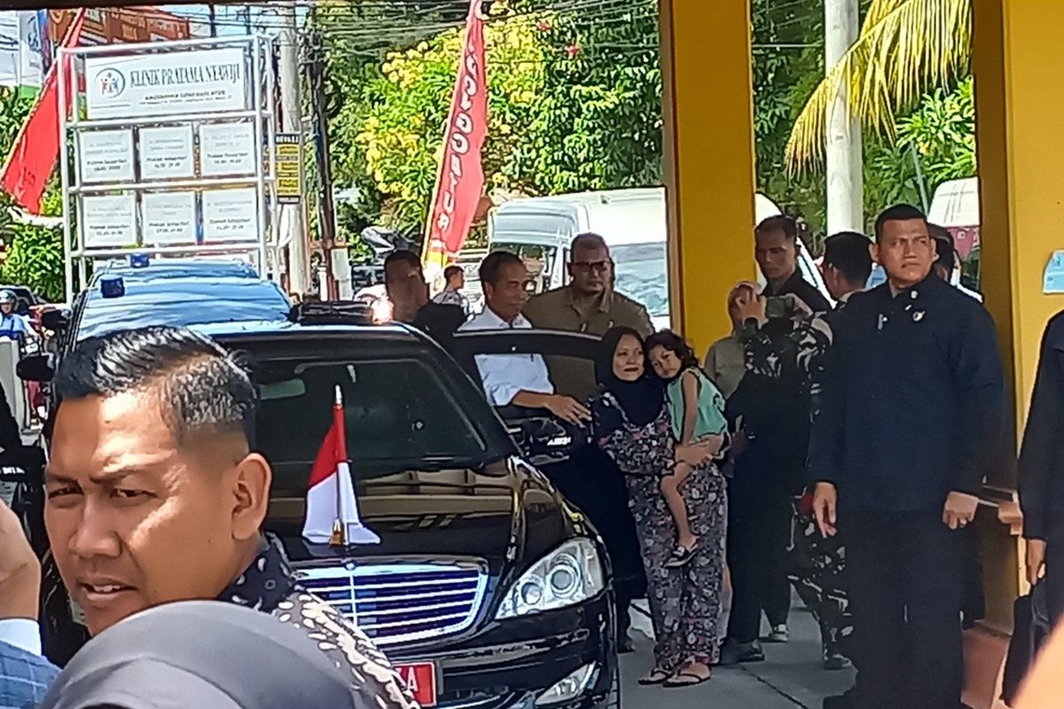 Presiden Jokowi menyempatkan diri swafoto bersama warga, di Sleman, DI Yogyakarta, Rabu (28/8/2024)