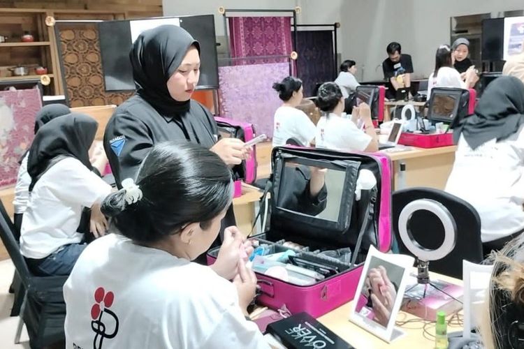 SMESCO Indonesia dan Yayasan Perempuan Tangguh Indonesia berkolaborasi melatih 22 sahabat tuli angkatan ketiga untuk menjadi make-up artis profesional di Smesco Labo, Jakarta, Selasa (20/6/2023). 
