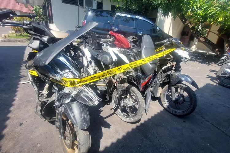 RUSAK—Tiga sepeda motor milik warga rusak parah akibat bentrokan antara pesilat melawan warga Dusun Bandungan, Desa Klangon, Kecamatan Saradan, Kabupaten Madiun, Jawa Timur, Rabu (9/7/2025) malam. 