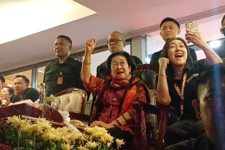 Tangis Megawati Pecah Saat Wajah dan Suara Bung Karno Muncul di Gelora Bung Tomo