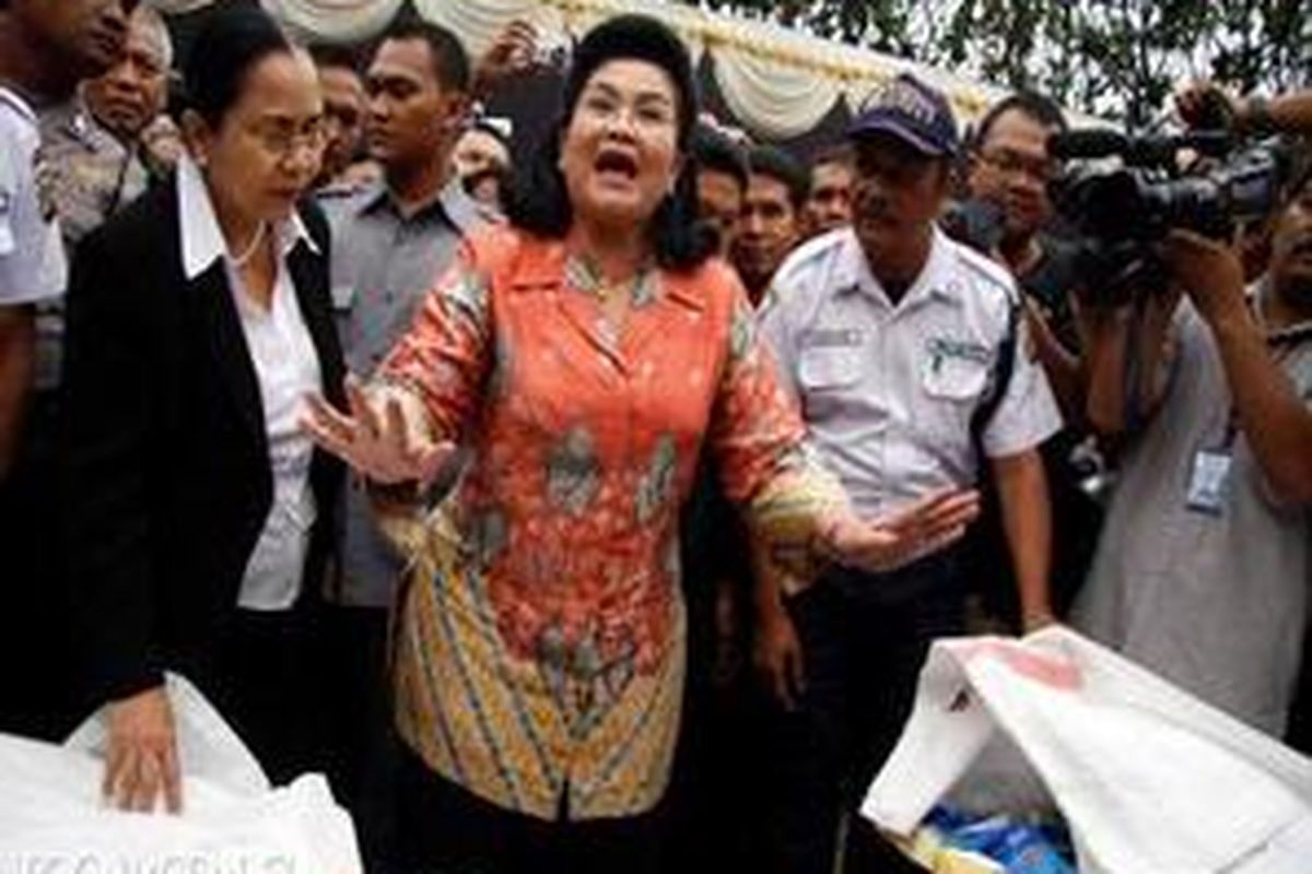 Menteri Kesehatan RI, Siti Fadhilah Supari batal memusnahkan berbagai merek makanan yang mengandung melamin di halaman Balai Penelitian Obat dan Makanan (BPOM), Jakarta Pusat, Senin (27/10). 