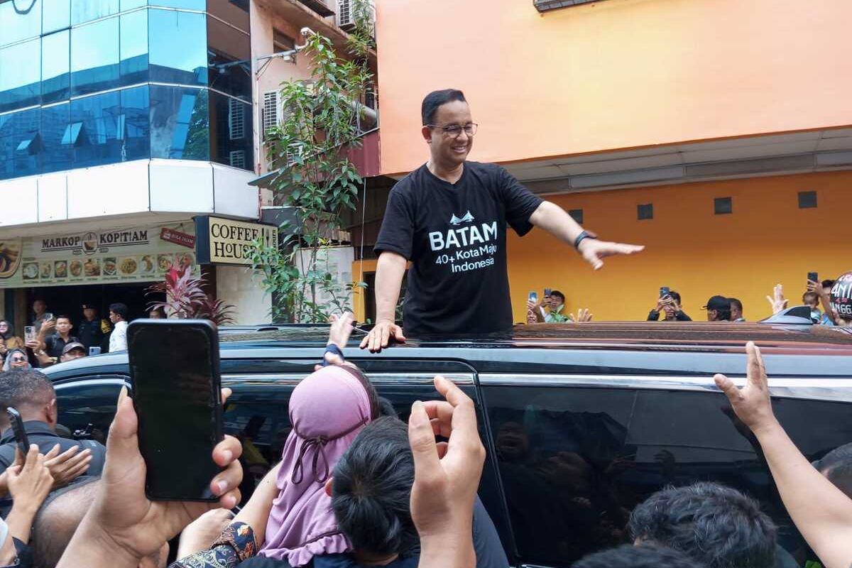 Calon Presiden (Capres) nomor urut 1, Anies Baswedan yang didampingi Istri, Fery Farhati Ganis mendapatkan helm yang diberikan warga Batam, Kepulauan Riau (Kepri) saat berada di Pasar Tradisional Tos 3.000 Jodoh.
