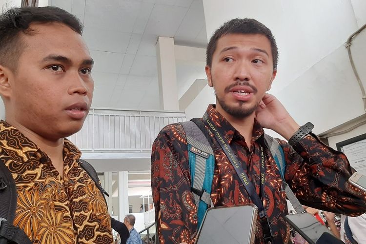 Kuasa hukum Majalan Tempo Gading Yonggar Ditya memberi keterangan kepada awak media di Pengadilan Negeri Jakarta Selatan, Senin (25/11/2019).