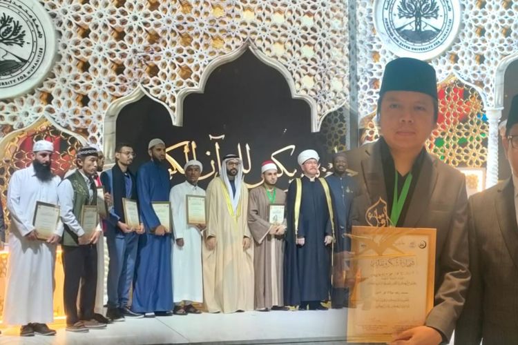 Muhammad Reza Maulana Nurdin berhasil menjadi Juara II pada Musabaqah Tilawatil Quran (MTQ) Internasional yang dihelat dalam rangkaian Pertemuan Pimpinan Komunitas Muslim Negara-negara BRICS di Rio de Janeiro, Brasil, pada 4-5 September 2025. 