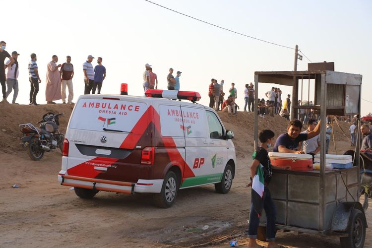 Ambulans buah kolaborasi kebaikan masyarakat Indonesia, siaga di perbatasan Palestina untuk membantu mengevakuasi warga sipil yang terluka akibat tragedi kemanusiaan antara Palestina dengan Israel.
