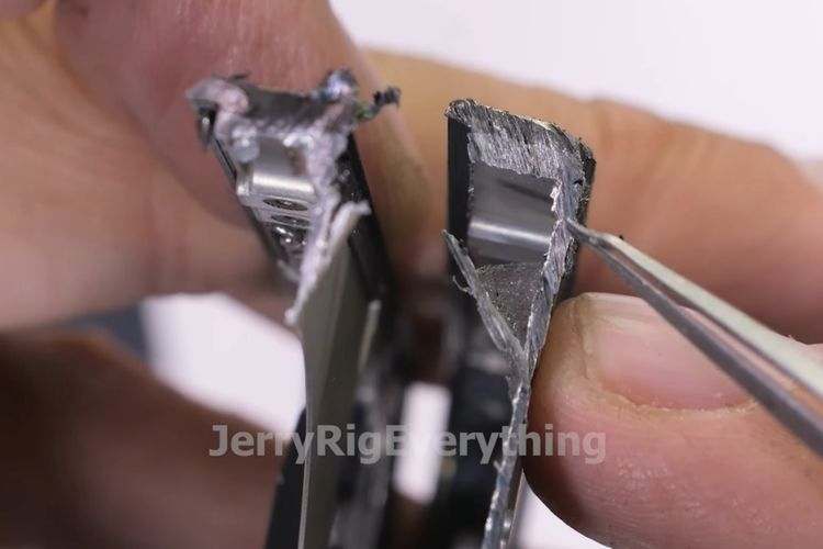 Bagian dalam material bodi iPhone 15 Pro Max, material titanium setebal 1 mm, sisanya material aluminium perak.