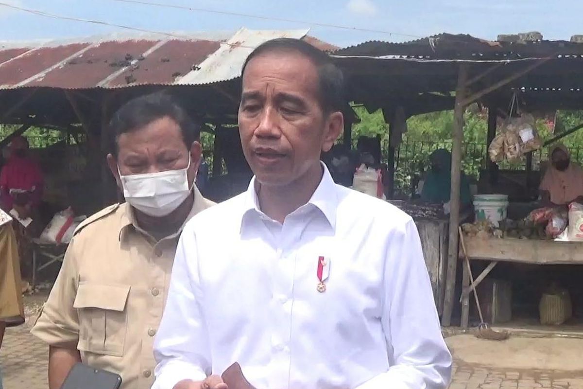 Presiden Joko Widodo saat berkunjung ke Pasar Anom Kabupaten Sumenep, Rabu (20/4/2022). 