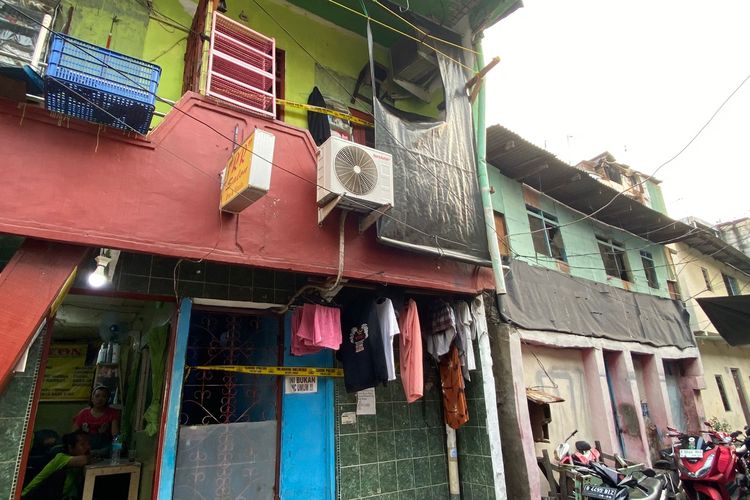 Rumah kos yang dijadikan tempat penampungan PSK di kawasan Tambora, Jakarta Barat, Senin (20/3/2023) telah dipasangi garis polisi. 