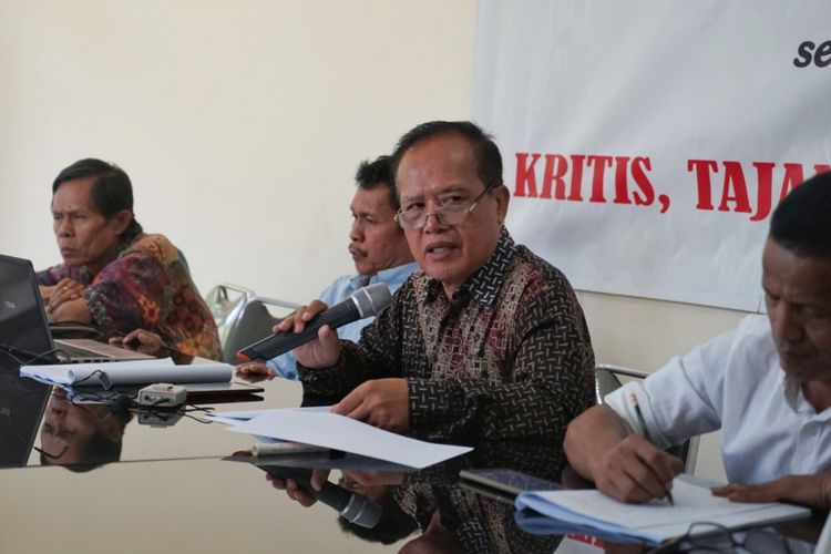 Direktur Eksekutif Forum Masyarakat Peduli Parlemen (Formappi) I made Leo Wiratma saat menggelar konferensi pers terkait evaluasi kinerja DPR Masa Sidang IV Tahun Sidang 2017-2019, di kantor Formappi, Matraman, Jakarta Pusat, Selasa (22/5/2018).