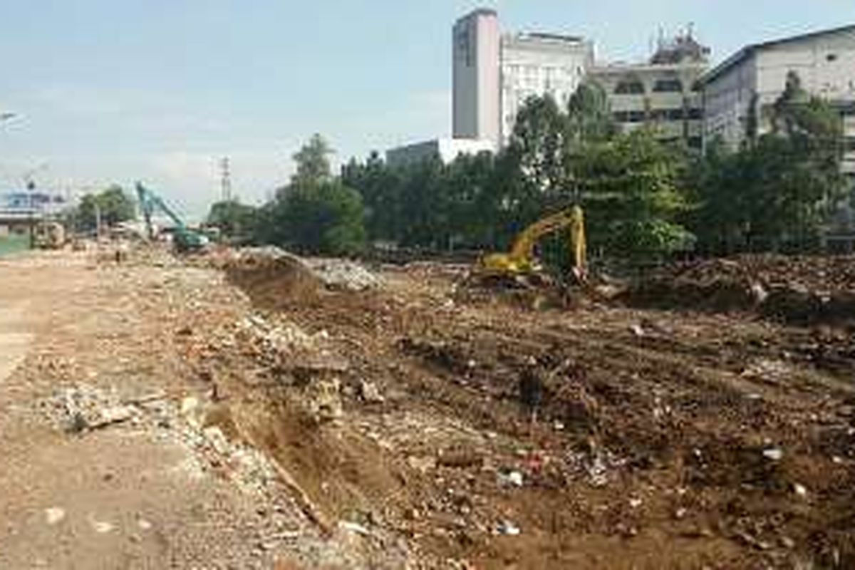 Sebuah eskavator yang sedang dioperasikan untuk memadatkan tanah di Kalijodo, Jakarta Utara, Senin (7/3/2016). Kawasan Kalijodo ini rencananya akan dibangun menjadi taman berkonsep RPTRA (Ruang Publik Terpadu Ramah Anak).