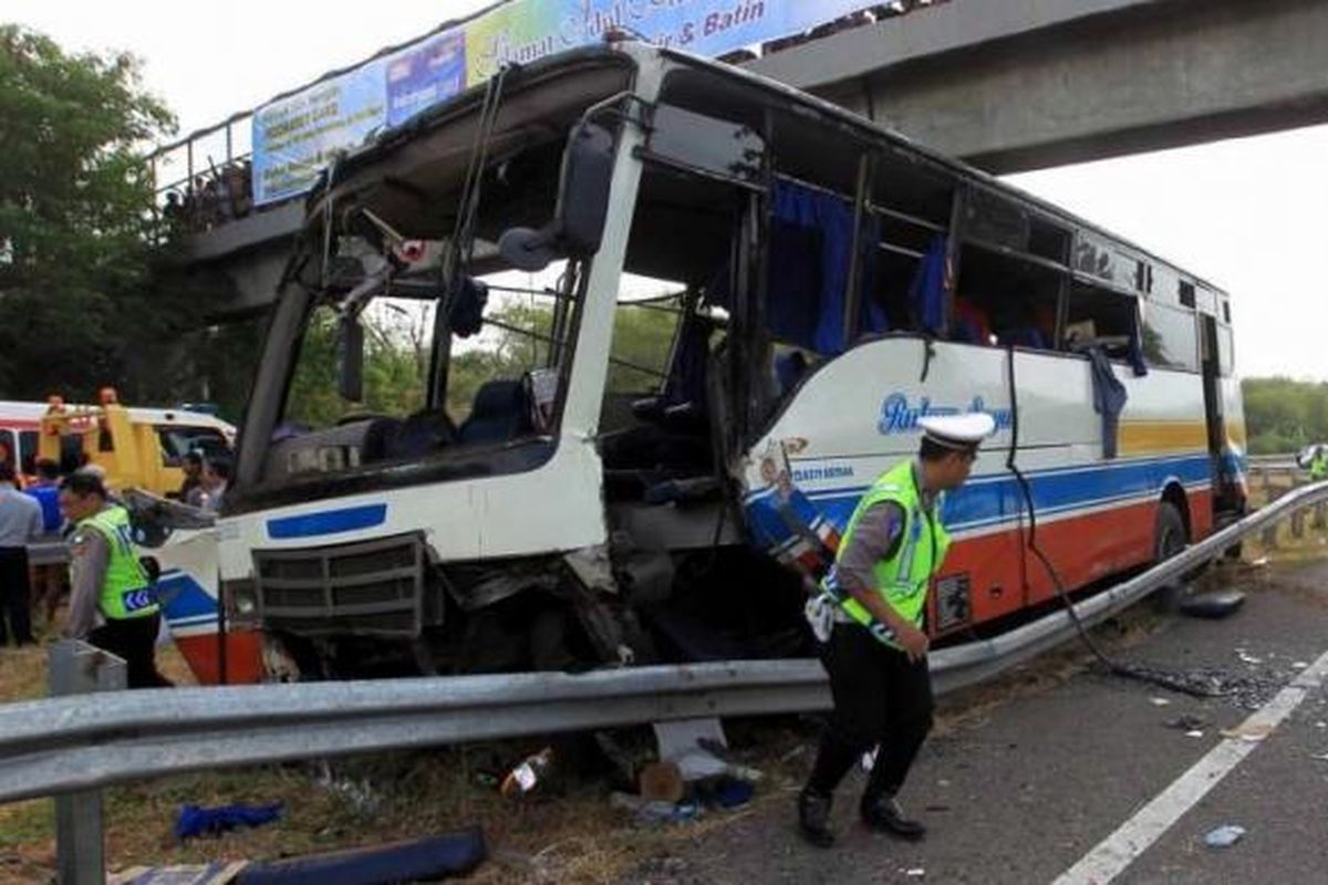 Kecelakaan bus Rukun Sayur dengan nomor polisi AD 1523 CF di kilometer 202 Tol Palimanan - Kanci, Cirebon, Jawa Barat, Selasa (14/7/2015). Sebanyak 11 orang meninggal dunia dalam kecelakaan ini.