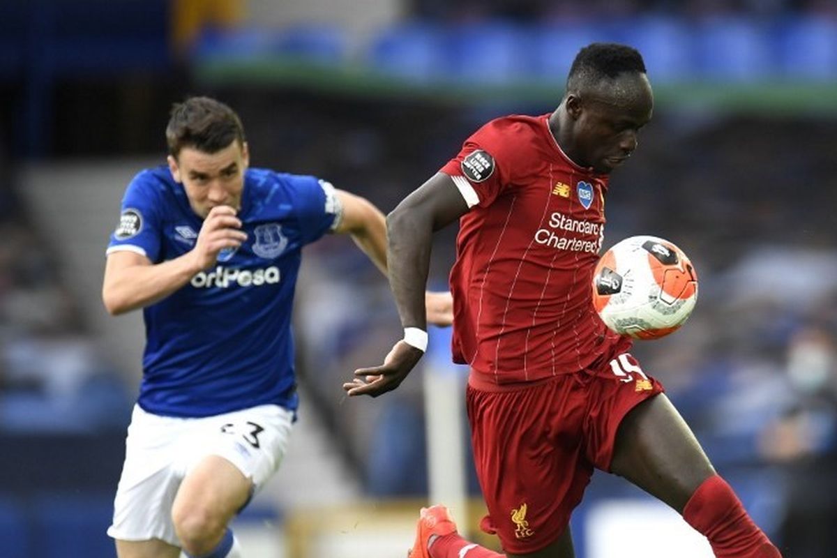 Sadio Mane (kanan) dibayang-bayangi oleh Seamus Coleman pada laga Everton vs Liverpool dalam lanjutan pekan ke-30 Liga Inggris yang digelar di Stadion Goodison Park, Senin (22/6/2020) dini hari WIB.