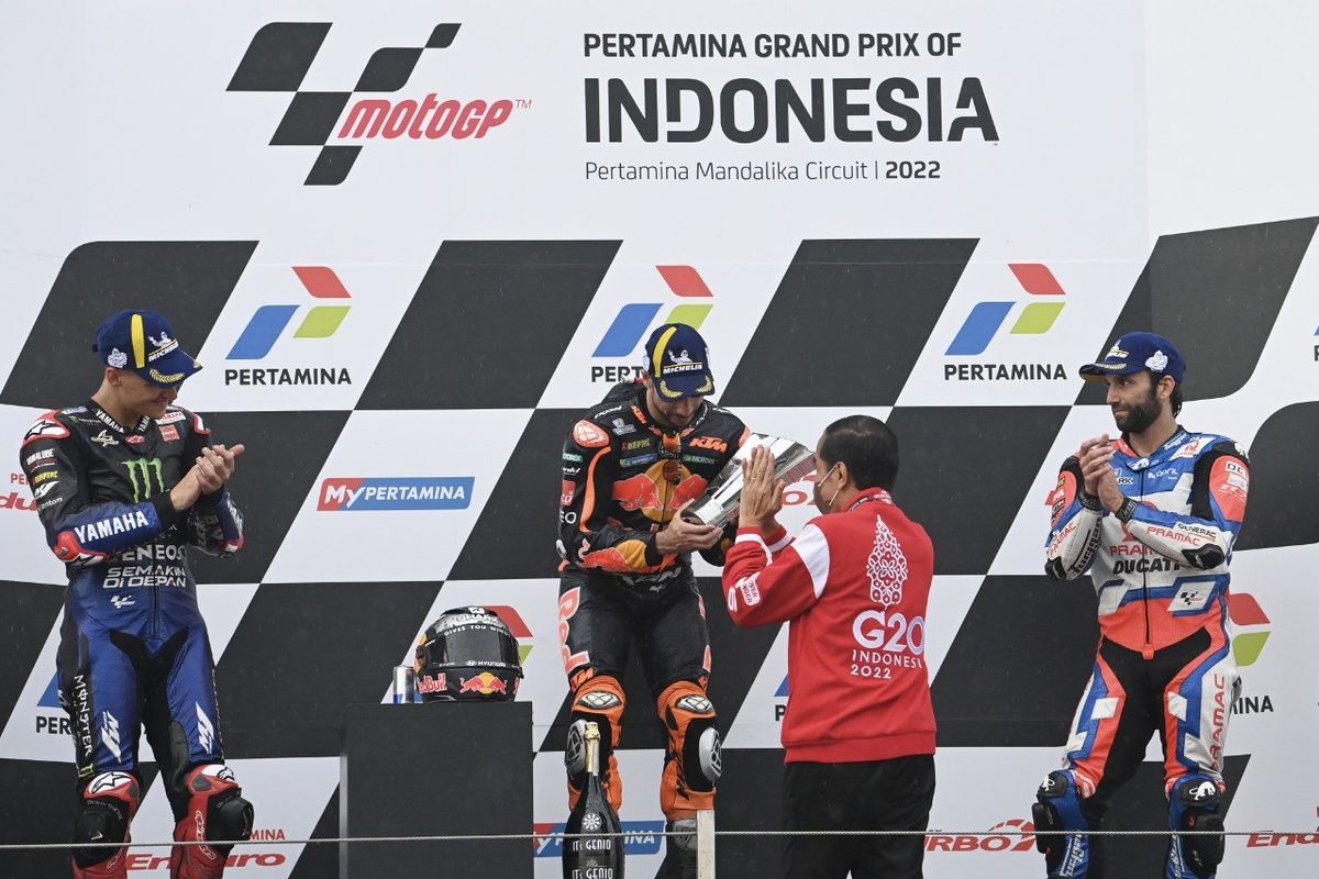 Presiden Republik Indonesia Joko Widodo menyerahkan trofi MotoGP Mandalika 2022 kepada peraih podium pertama, pebalap  asal Portugal Miguel Oliveira pada Minggu (20/3/2022) di Pertamina Mandalika International Street Circuit.

