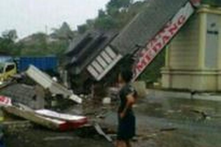 Gapura selamat datang di Sumedang yang ada di Jalan Raya Bandung–Sumedang, Cimareme, Desa Ciherang, Kecamatan Sumedang Selatan roboh, Senin (13/10) sore.