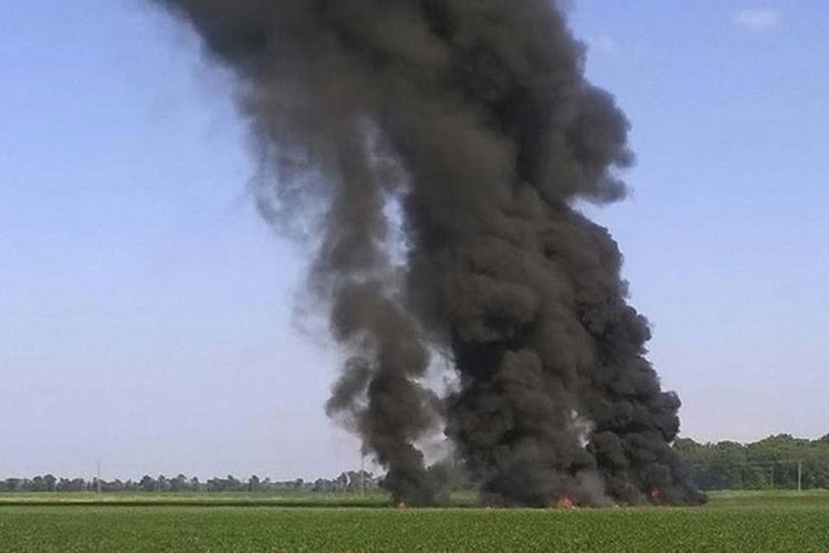Sebuah pesawat milik Korps Marinis AS jatuh di sebuah ladang kedelai di wilayah Mississippi, Senin (10/7/2017) sore waktu setempat menyebabkan semua 16 orang di dalam pesawat itu tewas.