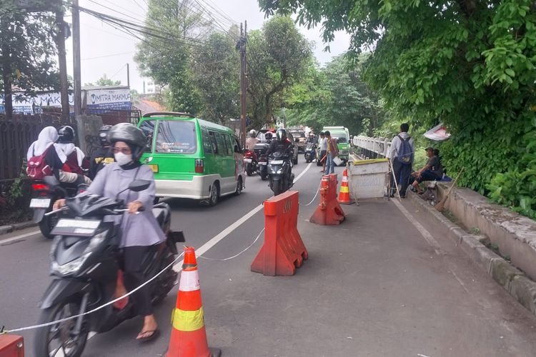Cerita Warga Atur Lalu Lintas Jalan Kebon Pedes Bogor yang Longsor Sambil Cari Cuan