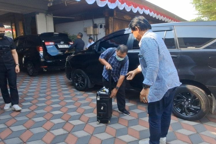 Didampingi ASN, KPK Geledah Kantor Bupati Sukoharjo Etik Suryani