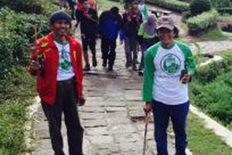 Ketua DPRD Kabupaten Semarang, Bambang Kusriyanto (kanan) dalam kegiatan 1001 pendaki tanam pohon di kawasan Candi Gedongsongo, Minggu (15/2/2015) siang