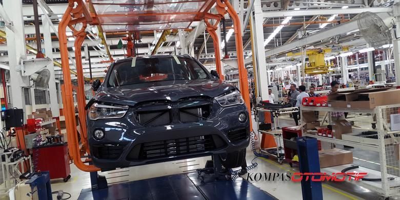 BMW All-New X1sedang dalam tahap perakitan di pabrik Gaya Motor di Sunter, Jakarta Utara. 