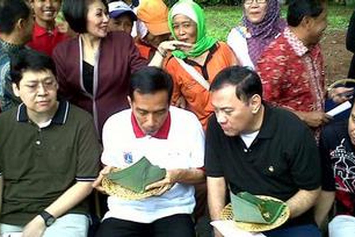 Gubernur DKI Jakarta Joko Widodo (depan, kedua dari kiri) bersama Menteri Keuangan Agus Martowardojo (depan, kedua dari kanan) di Jalan Tirtayasa, Melawai, Jakarta Selatan, Minggu (13/1/2013). Jokowi mengunjungi kawasan perumahan Agus menampik untuk melobi transportasi massal berbasis reL atau mass rapid transit (MRT). Adapun sharing investment yang diminta Jokowi kepada Pemerintah Pusat adalah 60:40 untuk Pemprov DKI.