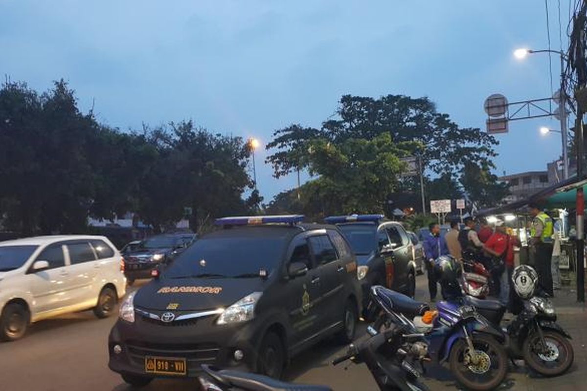 Suasana pasca-tawuran di Manggarai, Jakarta Selatan, Senin (6/3/2017). Polisi masih tampak berjaga di lokasi.