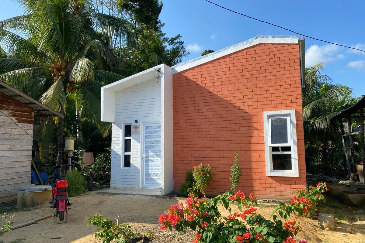 Tampak depan rumah layak huni tahan gempa bantuan dari Kementerian Sosial dan Rumah Dana Kemanusiaan Kompas (DKK) untuk 11 Keluarga di Desa Seuneubok Simpang, Kecamatan Darul Aman, Kabupaten Aceh Timur.