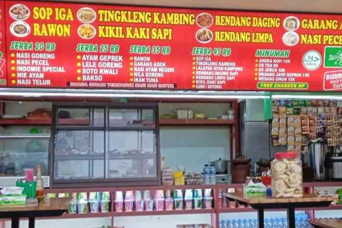 Depot makan di sebuah rest area yang mencantumkan harga makanannya.