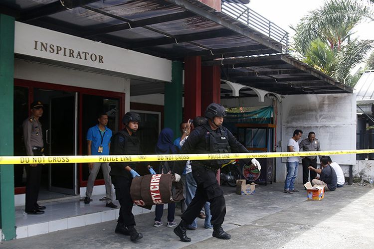 Tim Jibom, Gegana Polda Aceh melakukan identifikasi dan mengamankan benda servihan geranat dari kantor redaksi Modus Aceh,  Sabtu (30/06/18).