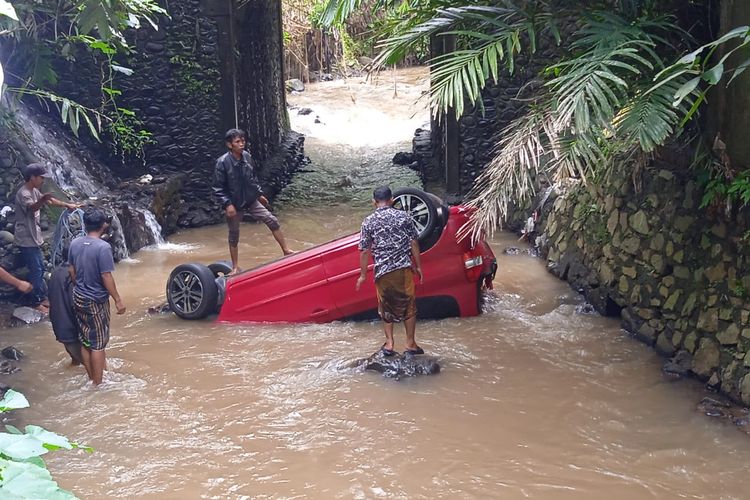 Mobil yang mengangkut empat penumpang, termasuk bayi berusia 1,5 tahun terjatuh ke sungai di Jember pada Kamis (16/2/2023)