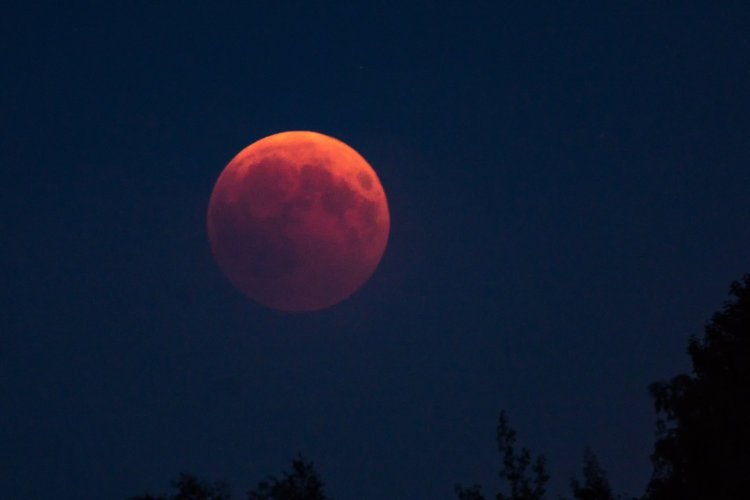 Penyebab bulan berwarna merah saat Gerhana Bulan Total
