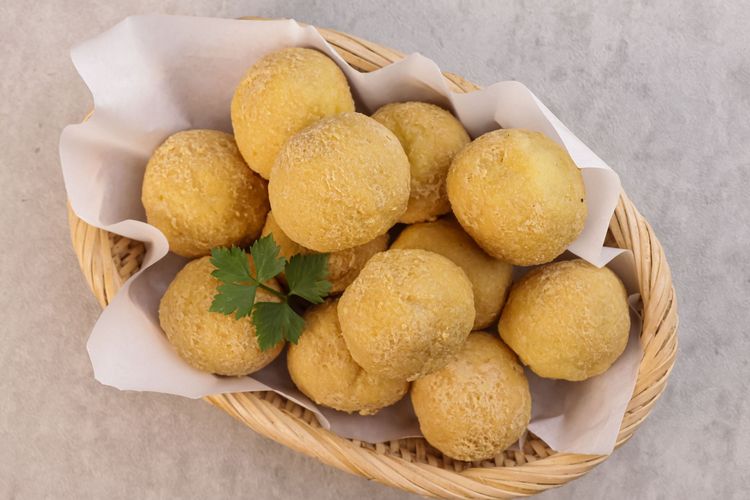 Tahu bulat, camilan berbahan dasar tahu yang renyah di luar dan kopong di dalam.