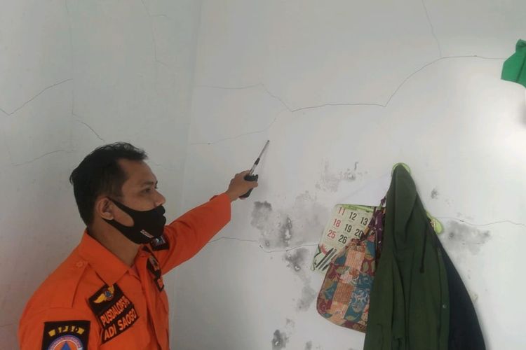 Petugas BPBD memperlihatkan bangunan yang retak akibat gempa 5,7 M Mentawai, Rabu (5/5/2021)