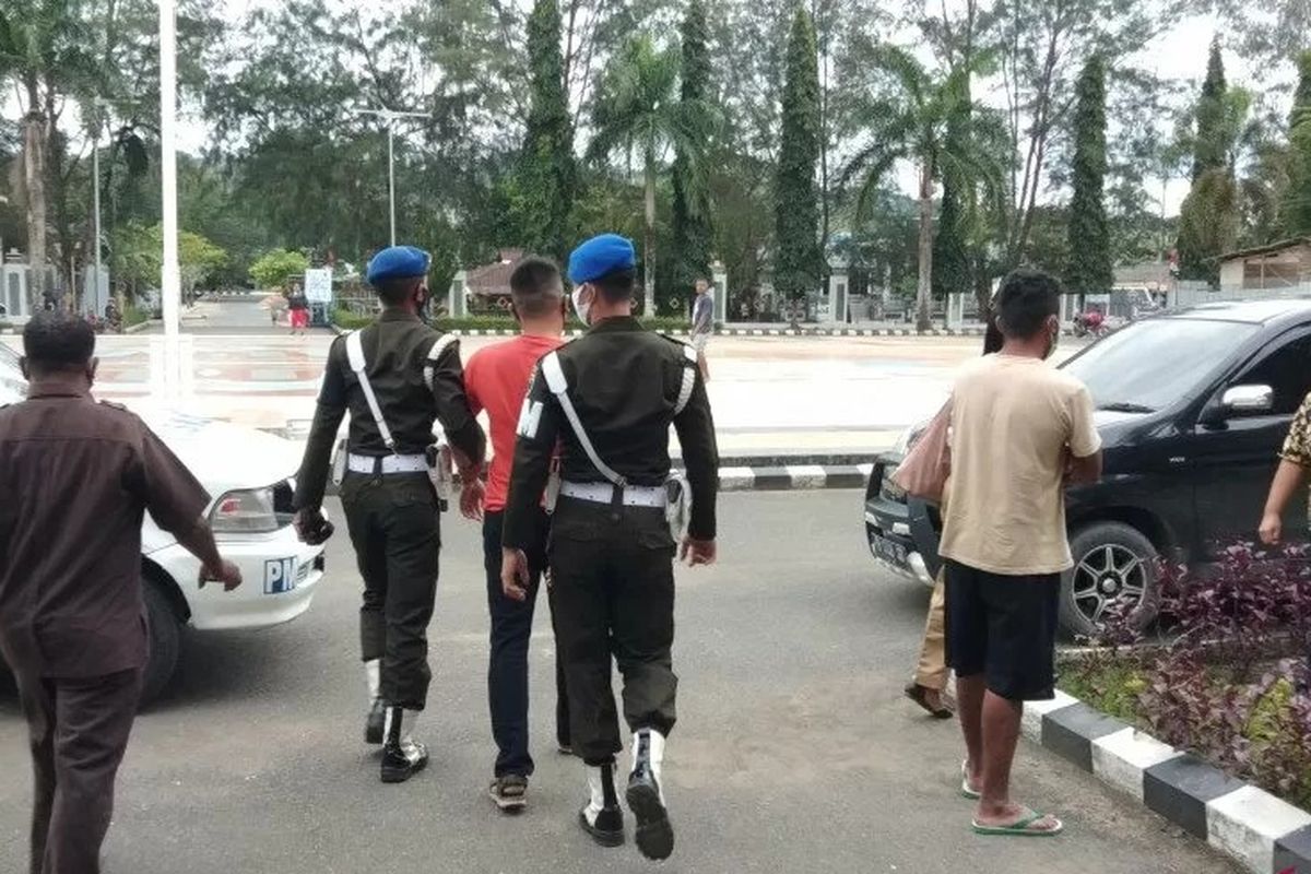 Personel Detasemen Polisi Militer XVIII/1 Sorong, membawa oknum anggota TNI AD, Prajurit Satu E (tiga kiri), di Sorong, Selasa. ANTARA/Ernes Kakisina