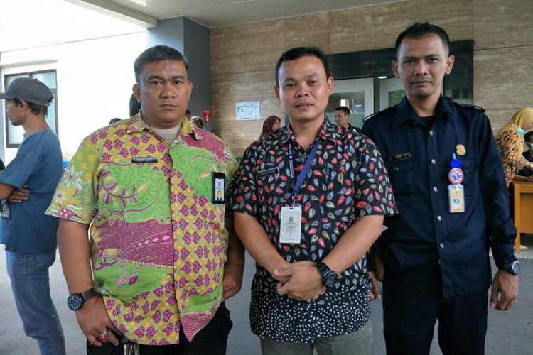 Koordinator SDM Instalasi Gawat Darurat  RSU Kabupaten Tangerang, dr.  Hilwani  (tengah) saat ditemui Kompas.com, Kamis (26/10/2017).
