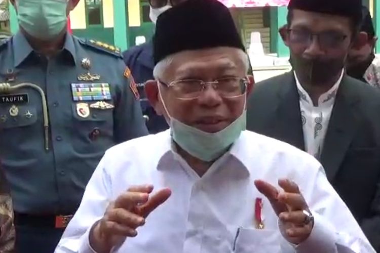 Wakil Presiden Maruf Amin menyampaikan keterangan kepada para wartawan pada saat kunjungan kerja di Sukabumi, Jawa Barat, Rabu (8/7/2020).