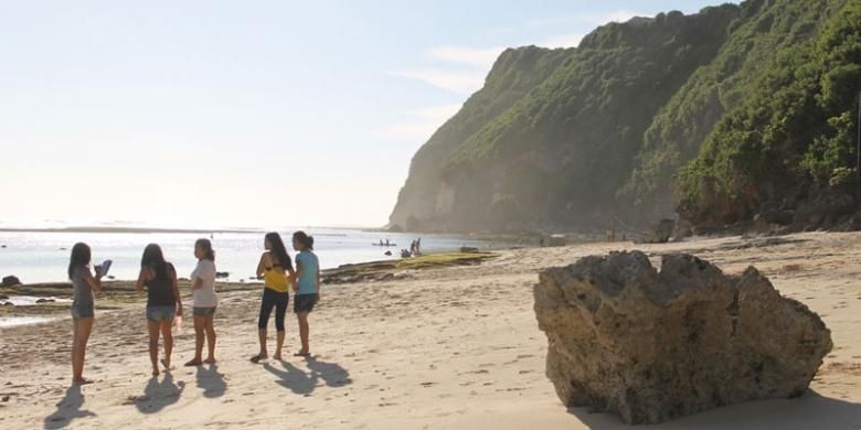 Pengunjung di Pantai Melasti, Kecamatan Kuta Selatan, Badung, Bali.