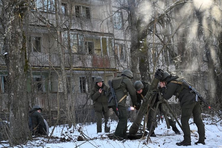 Para prajurit Ukraina mengikuti latihan taktis dan khusus di kota hantu Pripyat, dekat Pembangkit Listrik Tenaga Nuklir Chernobyl, pada Jumat (4/2/2022).
