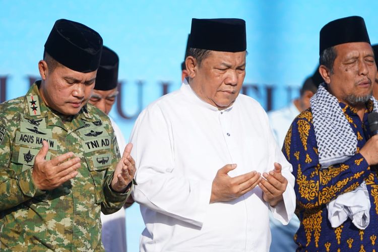 Nampak Pelaksana Tugas (Plt) Gubernur Riau, SF Hariyanto saat mengikuti Doa Bersama untuk saudara-saudara yang tengah berjuang menghadapi bencana alam di Aceh, Sumatera Utara, dan Sumatera Barat. Kegiatan ini berlangsung di halaman Kantor Gubernur Riau, Pekanbaru, Riau, Jumat (12/12/2025).