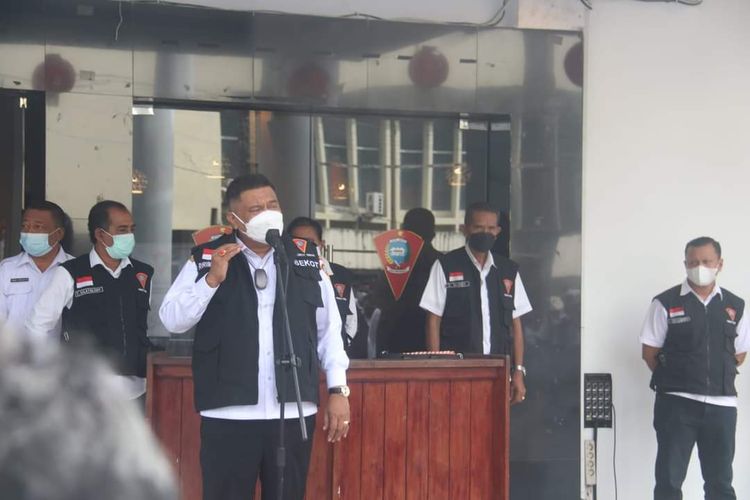 Sekretaris Kota Ambon, Agus Ririmasse saat memimpin apel dimulainya operasi yustisi di Kota Ambon, Rabu (9/2/2022)
