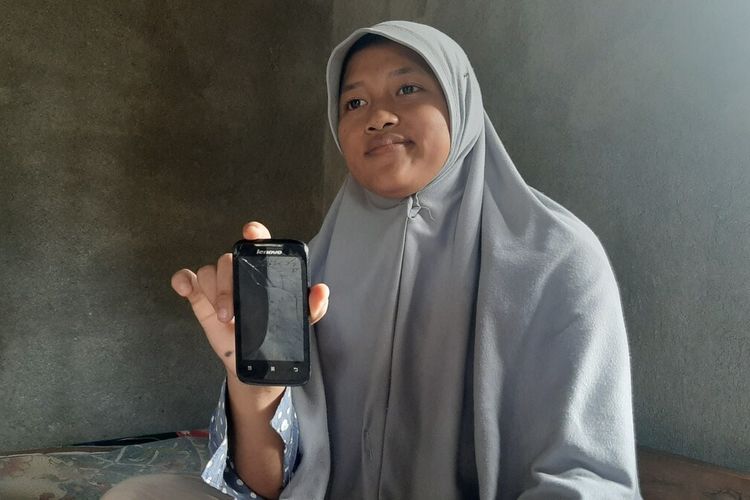 Tri Novi Rahmadani (15) Siswi SMP Menunjukkan Gawai Lamanya Sebelum Mendapatkan Bantuan Jumat (14/8/2020)