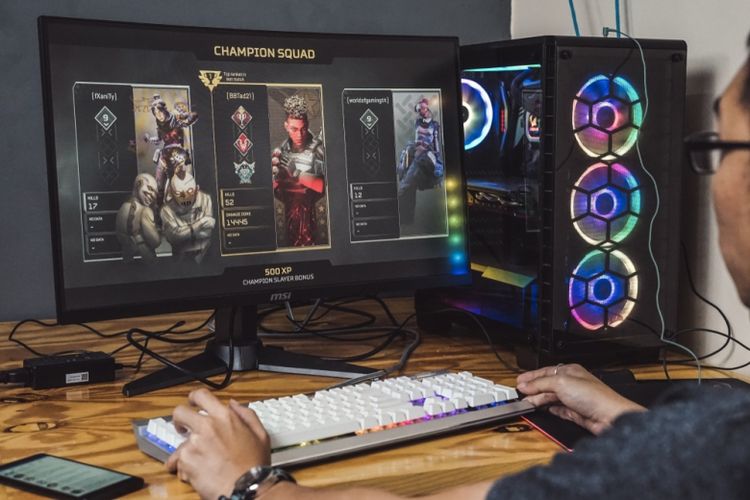 Seorang gamer sedang menjajal salah satu game PC online, Apex Legends 