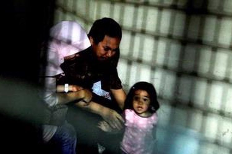 Gayus Halomoan Tambunan ditemani istrinya, Milana Anggraeni (kiri) dan putri bungsunya saat menunggu sidang di Pengadilan Negeri Jakarta Selatan, Senin (3/1/2011).