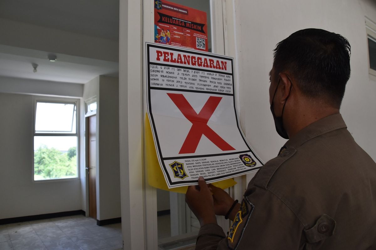 Satpol PP Surabaya saat segel rusun yang ditinggal penghuninya