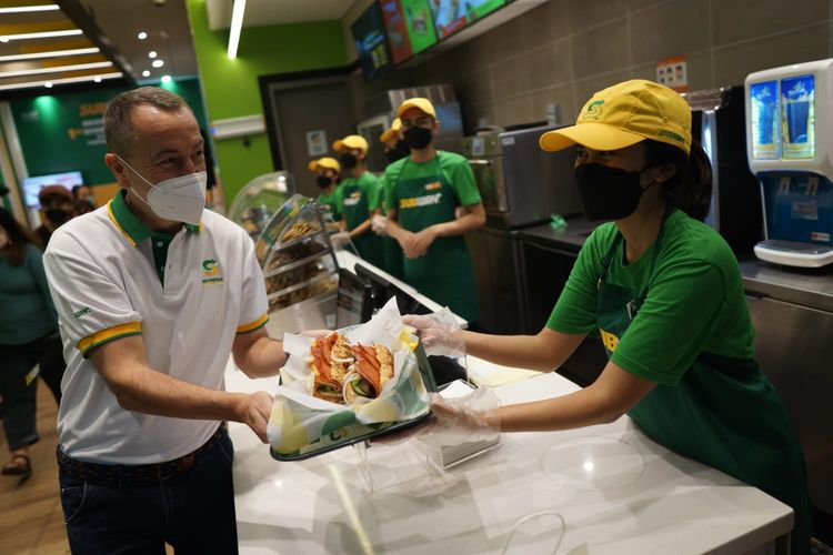 Anthony Cottan (kiri), President Director PT Map Boga Adiperkasa Utama Tbk, yang hadir dalam acara exclusive preview Subway di Cilanda Town Square, Jakarta, menerima sandwich di acara exclusive preview, Kamis (14/10/2021).