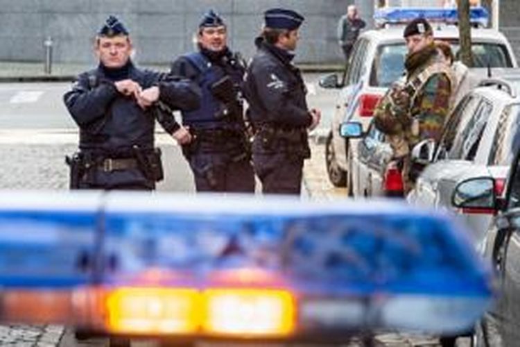 Polisi Belgia berjaga di sekitar Parlemen Eropa, Senin (2/2/2015).